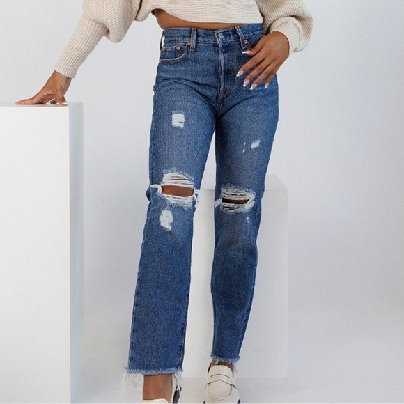 Levi's Denim - Levi’s Wedgie Straight Cropped Jeans in Carry Kerry Medium Wash Size 26